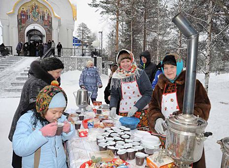 Храм луки сургут. Масленица храм. Масленица в храме идеи. Масленица люди у церкви. Масленица в храме Вооруженных сил.