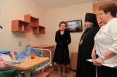 30 декабря 2011 г. Посещение епископом Павлом и губернатором ХМАО- Югры Комаровой Н. В. дома престарелых.