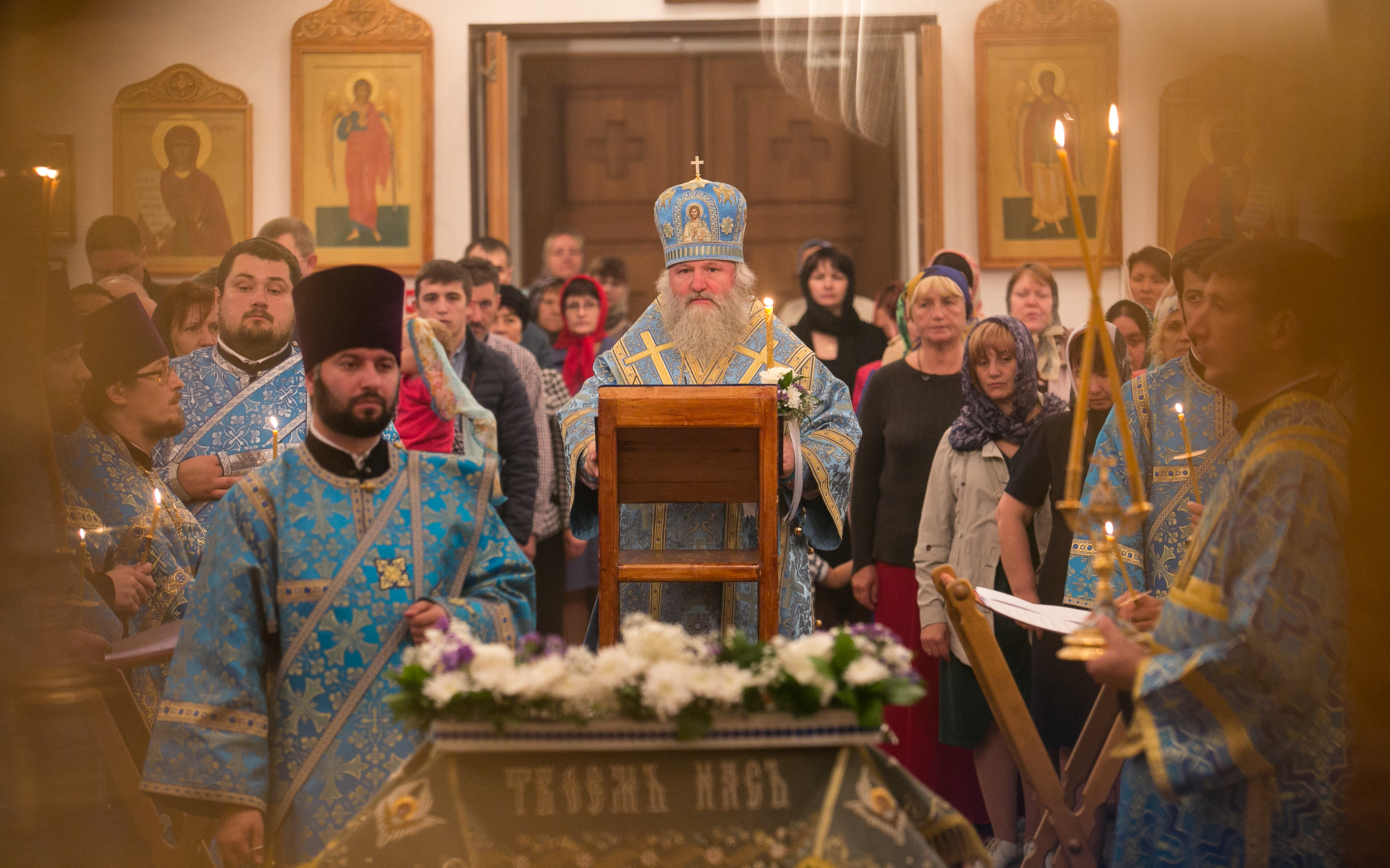 18 чин. В храме митрополит Иларион на утрене с чином погребения.