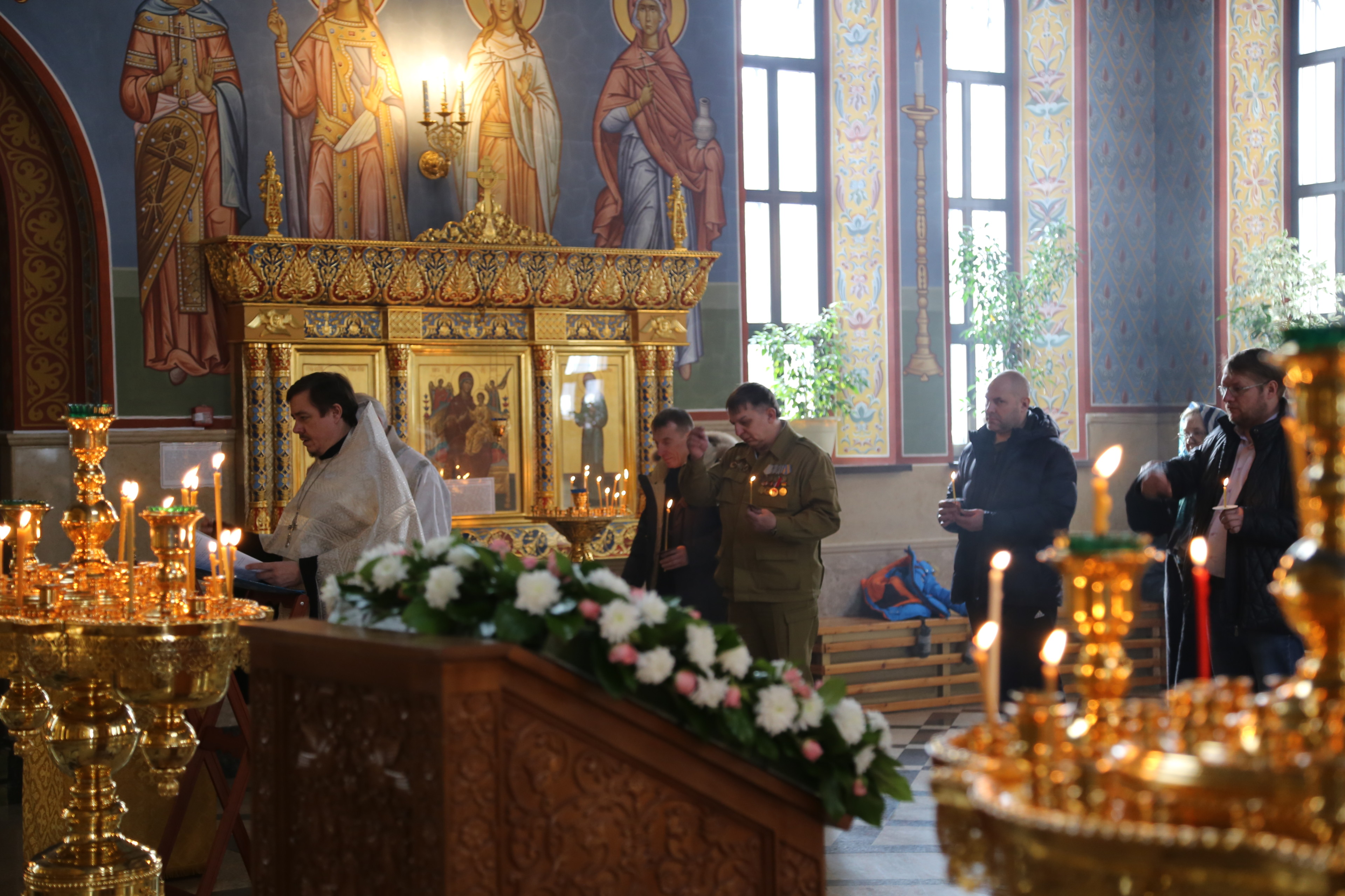 отслужить панихиду