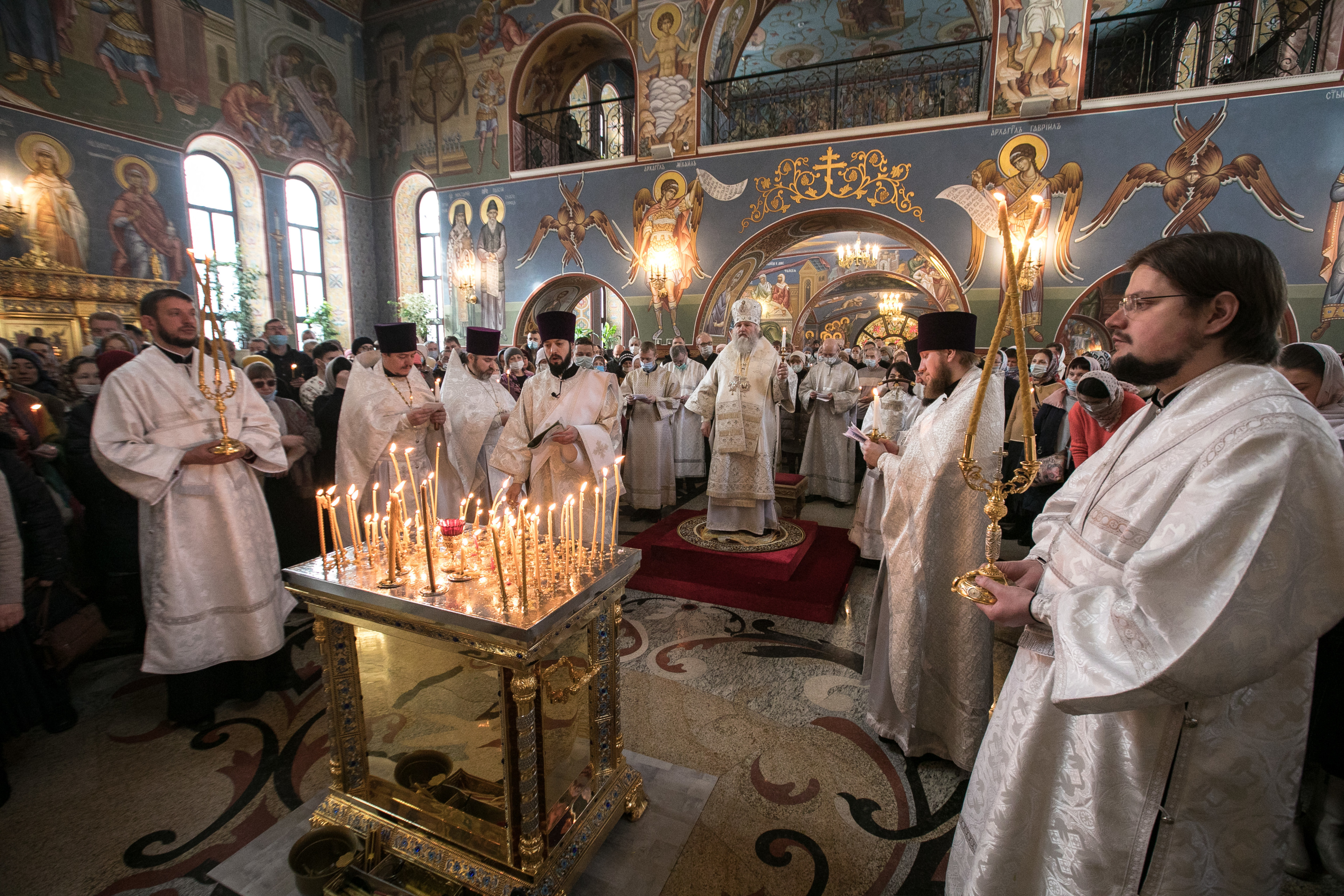 Вечерняя служба начинается. Крещение ребенка в собор Георгия Победоносца Видное. Вселенская родительская мясопустная суббота 2021 6 марта. Мясопустная суббота в 2021. Вселенская родительская суббота в 2021 г.