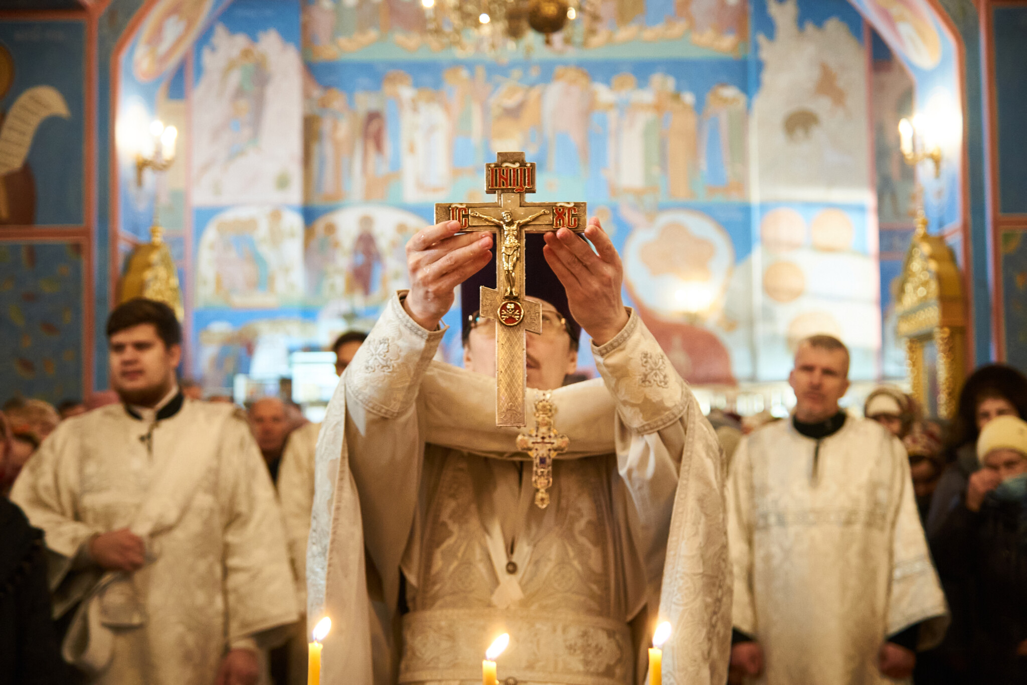 Сайт храма рождества христова нижневартовск. Крещенская служба в церкви. Крещение богослужение в селе. Православный Рождественский сочельник. Крещенский сочельник вечерняя служба.