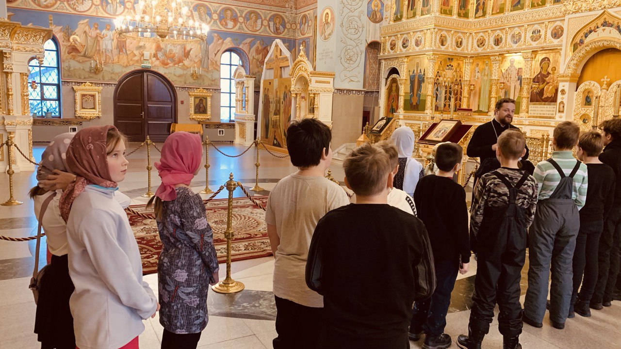 В Преображенском соборе г. Сургута священник провел экскурсию для учащихся  школы № 19 | 02.11.2023 | Ханты-Мансийск - БезФормата