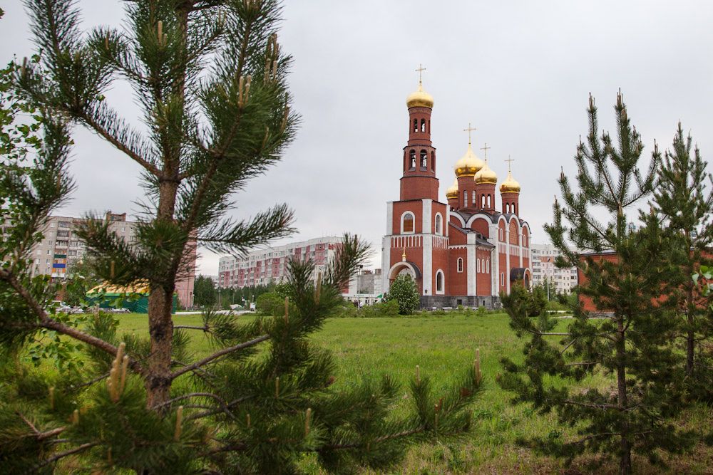 Храм нижневартовск сайт. Нижневартовск храм. Храм преподобного Сергия Сургут. Храм всех святых Нижневартовск. Церковь Христа Спасителя Сургут.