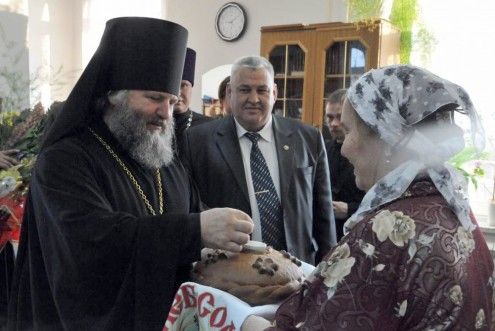 Глава Ханты-Мансийского района Петр Захаров поздравил епископа Павла с первым юбилеем епархии